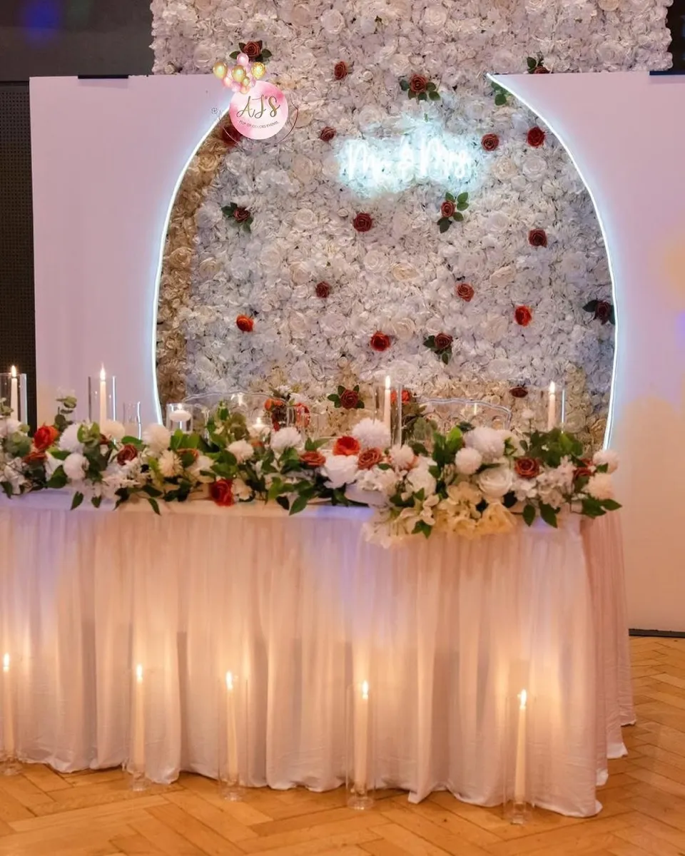 Elegante Hochzeitsdekoration in Weiss und Terracotta